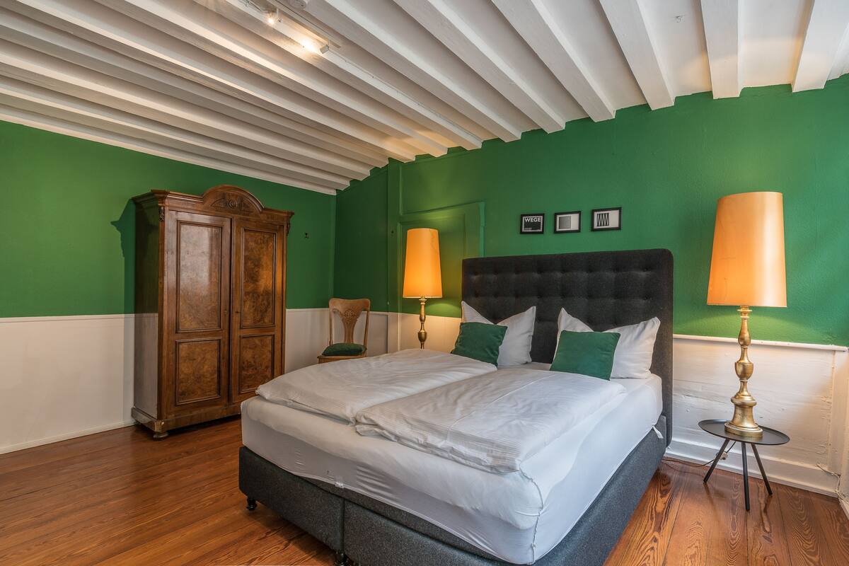 Quarto casal, banheiro compartilhado (Zimmer 2) | Escrivaninha, ferros/tábuas de passar roupa, Wi-Fi de cortesia