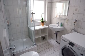 Shower, hair dryer, towels, shampoo - Privatzimmer in bester Altstadtlage (Tuebingen)