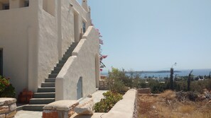 Property grounds - SUPERB-view house, walking distance to the beach! (Paros)