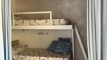 2 makuuhuonetta, tallelokero huoneessa, silitysrauta/-lauta