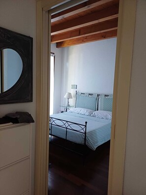 2 bedrooms, in-room safe, iron/ironing board, free WiFi