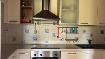 Jääkaappi, mikroaaltouuni, uuni, liesi