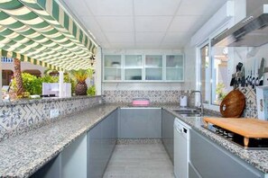 Geladeira, micro-ondas, fogão, lava-louças