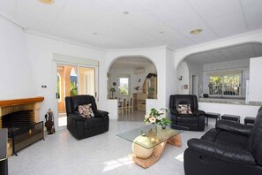 TV, fireplace - CH Villa Calliandra Ciudad Quesada (Ciudad Quesada)