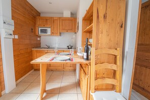 Geladeira, micro-ondas, cooktop, cafeteira/chaleira