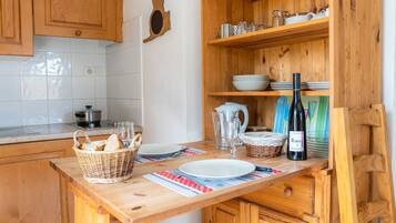 Réfrigérateur, micro-ondes, plaque de cuisson, cafetiÚre/bouilloire