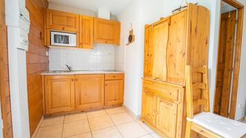 Réfrigérateur, micro-ondes, plaque de cuisson, cafetiÚre/bouilloire