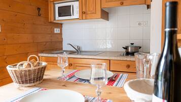 Een koelkast, een microgolfoven, een kookplaat