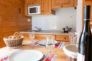 Fridge, microwave, stovetop, coffee/tea maker - Chalet 2 pers. - Aumont-Aubrac (Aumont-Aubrac)