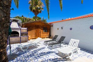 A patio area with lounge chairs, a wooden structure, and a tiled floor. - CH Villa Sola Ciudad Quesada (Ciudad Quesada)