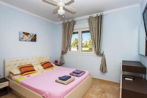 5 dormitorios, escritorio, tabla de planchar con plancha y wifi