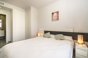 3 室のベッドルーム、アイロン / アイロン台、WiFi (無料)、ベッドシーツ