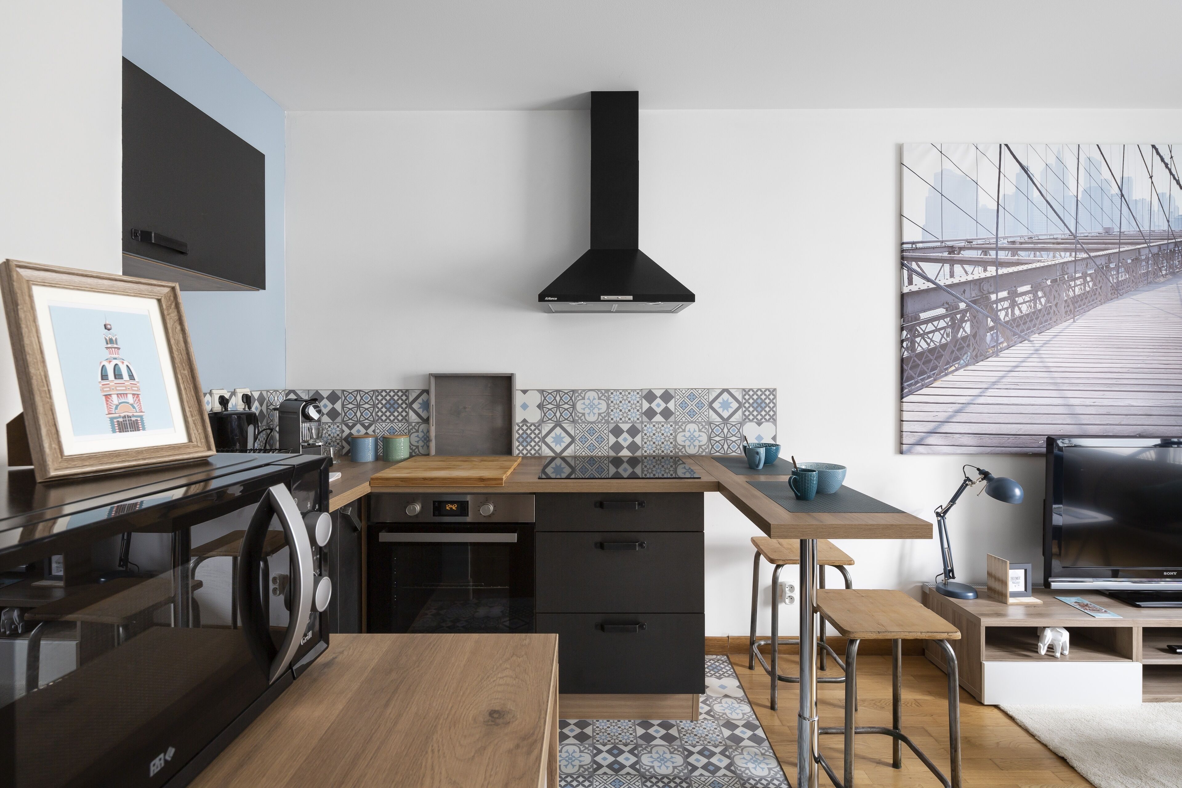 Coffee/tea maker, fridge, microwave, oven