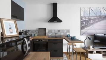 Coffee/tea maker, fridge, microwave, oven