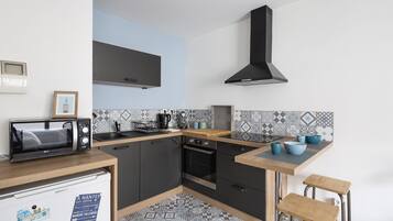 Réfrigérateur, micro-ondes, four, cafetiÚre/bouilloire