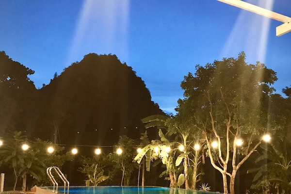 Una piscina al aire libre