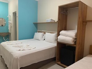 Minibar, cortinas opacas, wifi gratis y ropa de cama