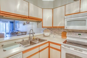 Refrigerador, microondas, placa de cocina, lavavajillas