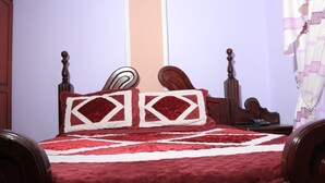 خزنة داخل الغرفة وملاءات أسرّة