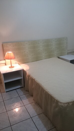 2 quartos, ferros/tábuas de passar roupa, acesso à internet