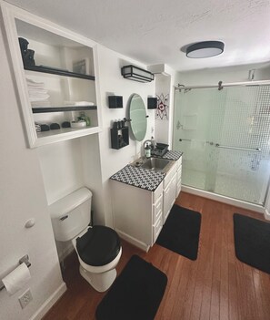 Secador de cabelo, toalhas de banho, sabonete, shampoo