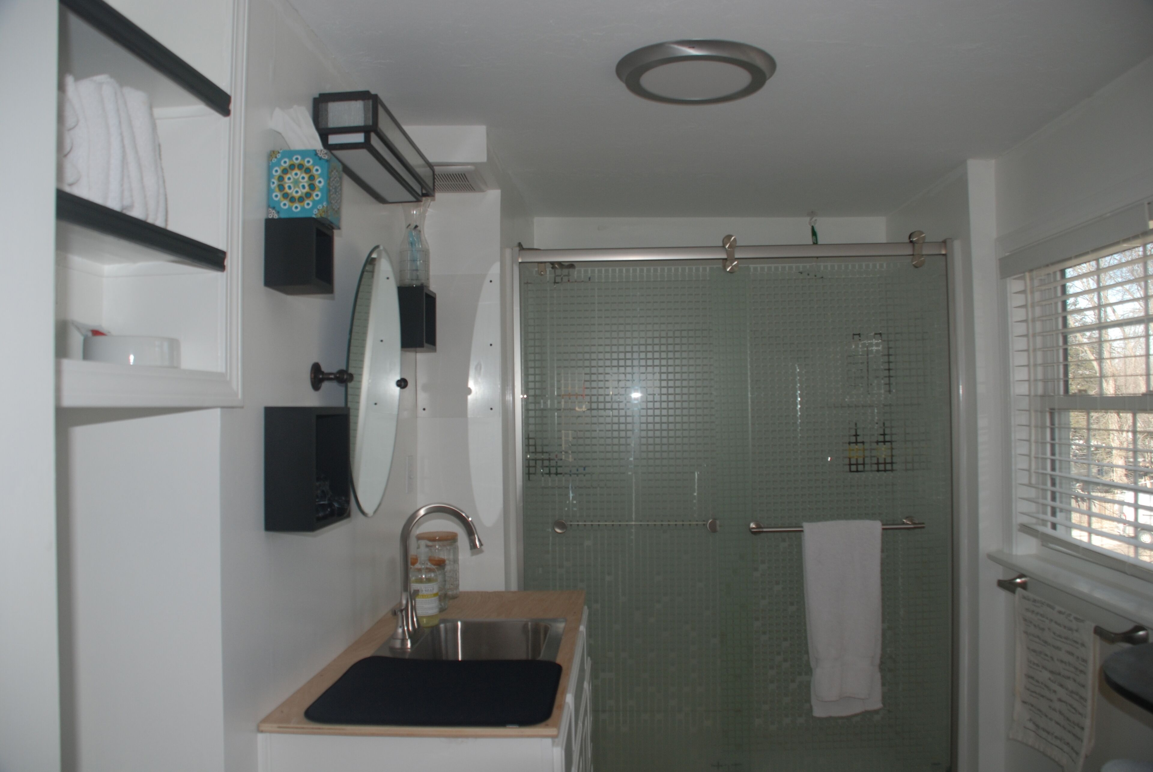 Secador de pelo, toallas, jabón y champú