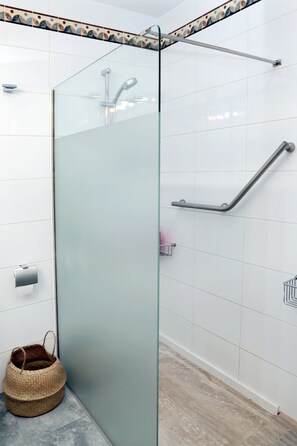 Doccia, asciugacapelli, bidet, asciugamani