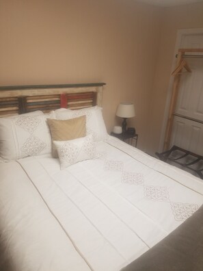 1 slaapkamer, een strijkplank/strijkijzer, wifi, beddengoed