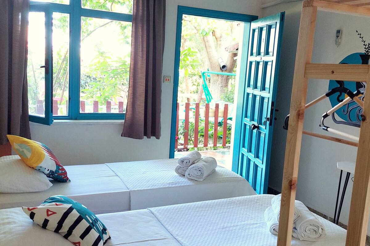 standard double or twin room | desk, blackout curtains, soundproofing, iron/ironing board