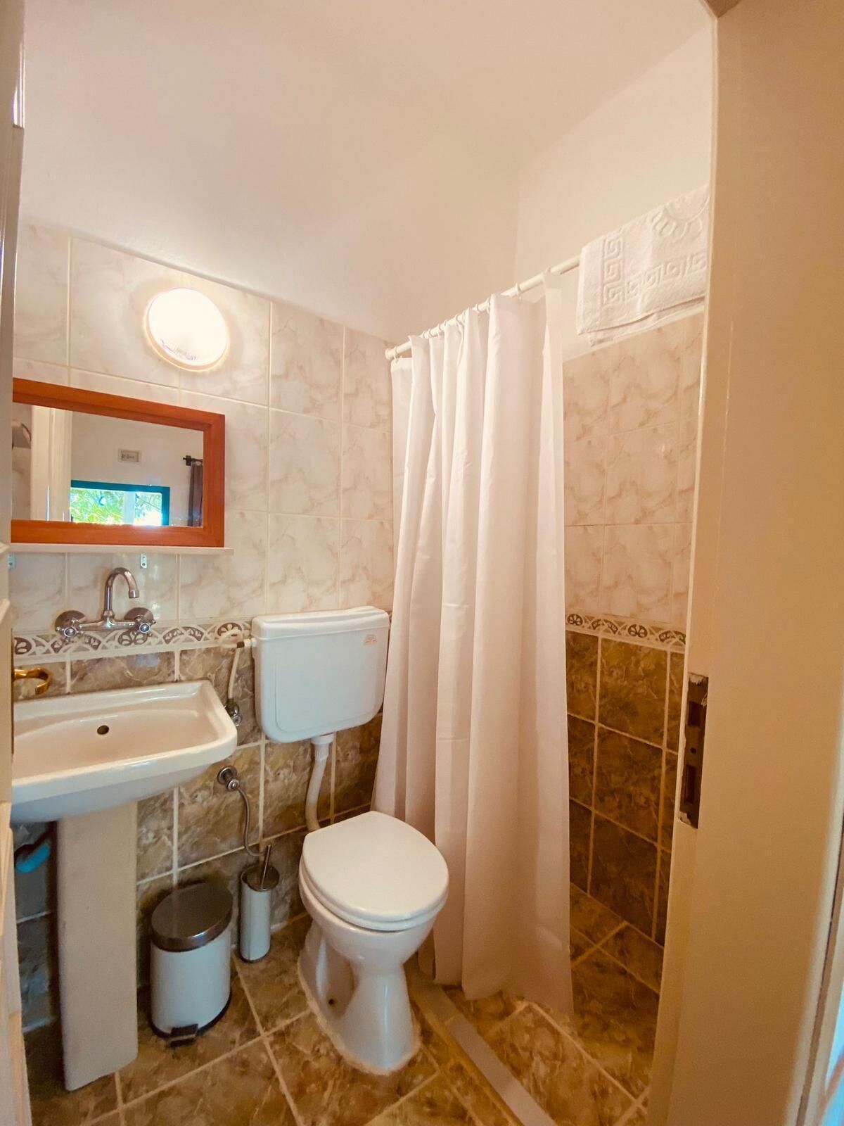 standard triple room | bathroom | shower, free toiletries, hair dryer, towels