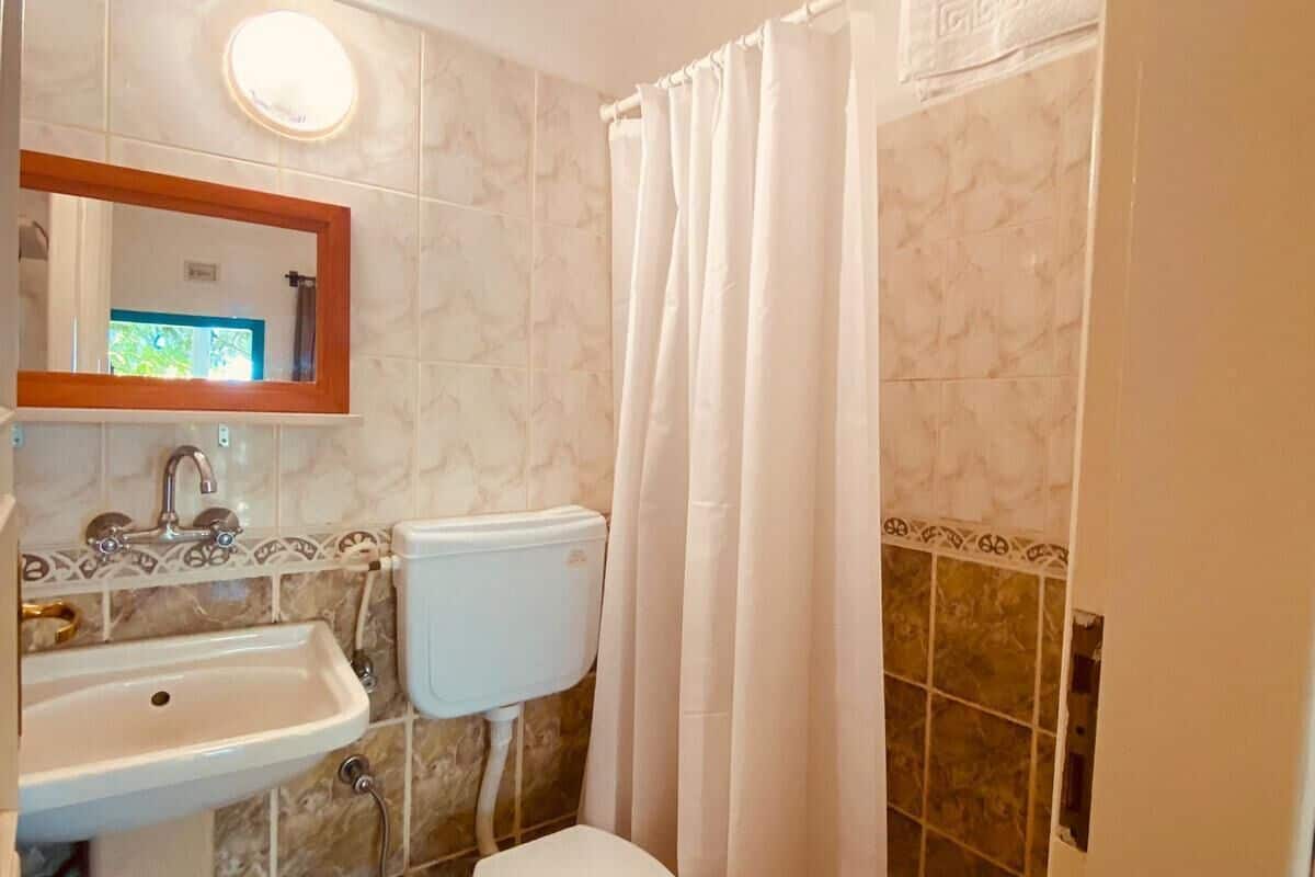 standard triple room | bathroom | shower, free toiletries, hair dryer, towels