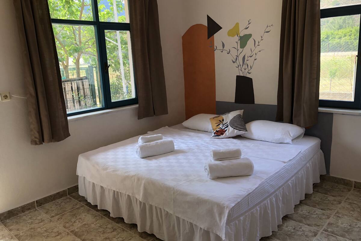 standard triple room | desk, blackout curtains, soundproofing, iron/ironing board