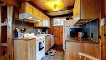 JÀÀkaappi, mikroaaltouuni, uuni, liesi