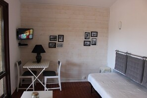 1 chambre, fer et planche à repasser, lit de bébé portatif