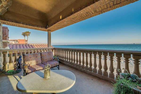 Property grounds - Beach Front Executive Home (Long Beach)