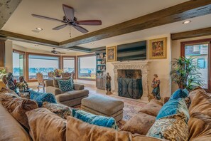 Smart TV, lareira, DVD player, livros