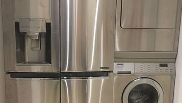 Full-size fridge, microwave, oven, stovetop