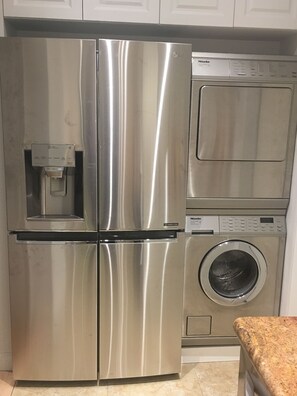 Een koelkast/vriezer, een magnetron, een oven, een kookplaat