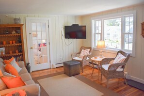 TV - Three bedroom home- quick stroll to Nantucket Sound Beaches (Dennis Port)