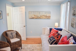 TV - Three bedroom home- quick stroll to Nantucket Sound Beaches (Dennis Port)