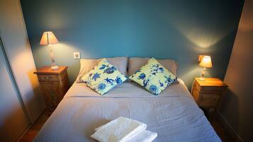 4 bedrooms, iron/ironing board, free WiFi, bed sheets