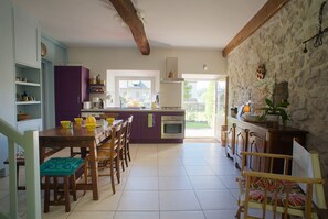 Fridge, oven, dishwasher, coffee/tea maker - DUINGT, old Sheepfold, quality renovation, 100m from the lake. (Duingt)