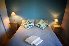 4 bedrooms, iron/ironing board, free WiFi, bed sheets