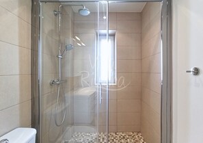 Shower, hair dryer, towels - Viva Riviera Lovely and Bright Studio (Cannes)