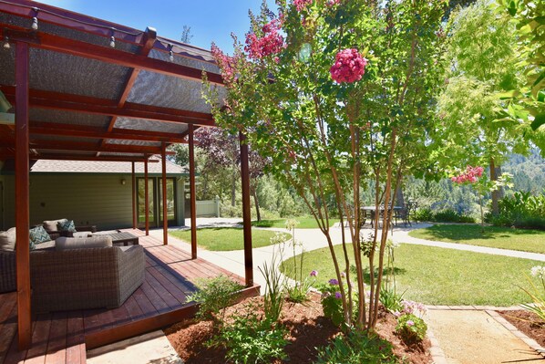 Terrace/patio - Secluded Luxury Wine Country Home in the hills of west Sonoma County. Sleeps 10. (Sebastopol)