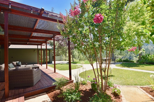 Eristäytynyt ylellinen viini Country Home kukkuloilla Länsi Sonoma County. Nukkuu 10.