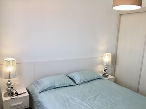 2 室のベッドルーム、アイロン / アイロン台、WiFi (無料)、ベッドシーツ