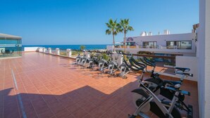 A rooftop gym with exercise bikes and a view of the sea. - Apartamento Platano (Mar de Pulpi) (San Juan de los terreros)