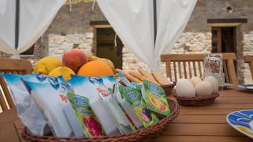 Petit déjeuner buffet (8 EUR par personne)