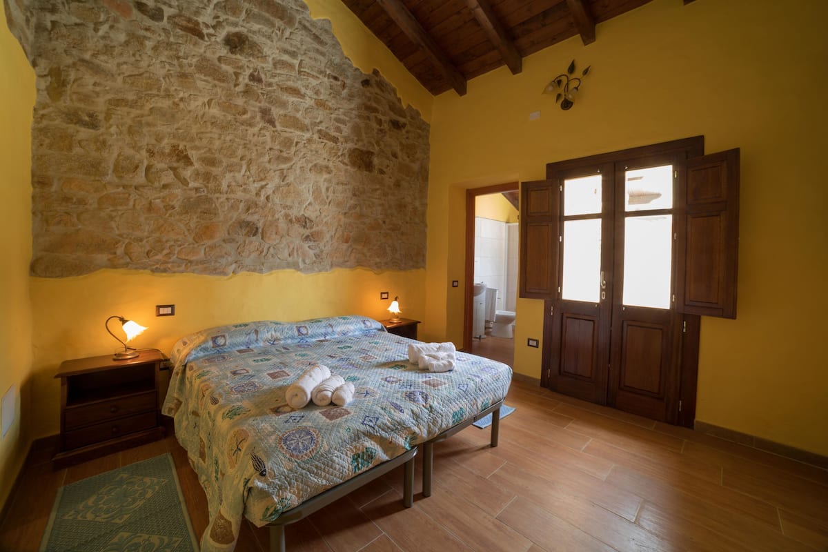 1 habitación, cortinas blackout, wifi gratis y ropa de cama